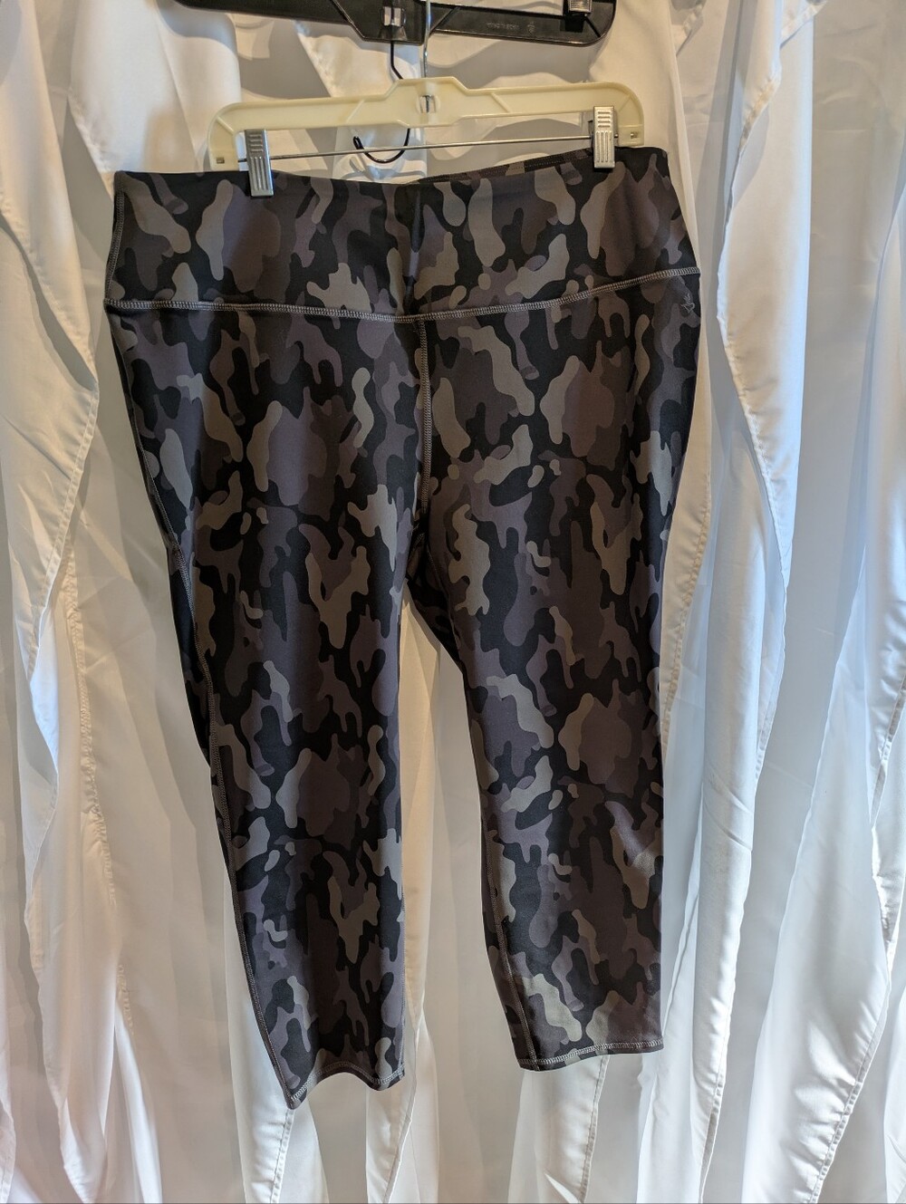 E3 Torrid Active Dry Camo Cross Strap Crop Leggings Plus Size 3 3X Lattice Hem